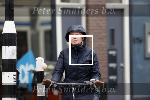 Amsterdam 2 maart 2020
Tjitske Reidinga met zoon in de regen op de fiets.