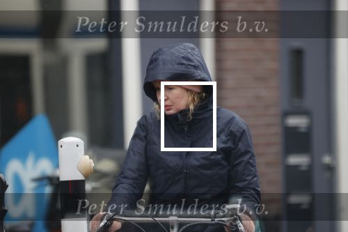 Amsterdam 2 maart 2020
Tjitske Reidinga met zoon in de regen op de fiets.