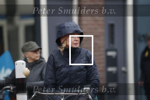 Amsterdam 2 maart 2020
Tjitske Reidinga met zoon in de regen op de fiets.