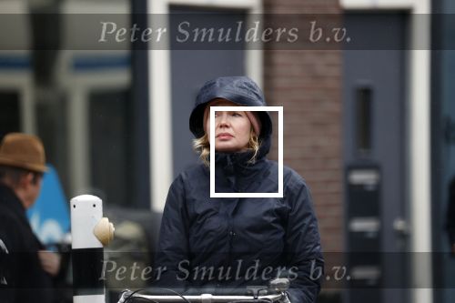 Amsterdam 2 maart 2020
Tjitske Reidinga met zoon in de regen op de fiets.
