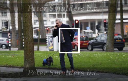 Amsterdam 17 januari 2020
Tom Egbers laat al bellend zijn hond uit