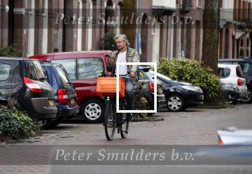 Amsterdam 3 februari 2020
Victor Reinier met telefoon/mobieltje op de fiets