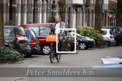 Amsterdam 3 februari 2020
Victor Reinier met telefoon/mobieltje op de fiets
