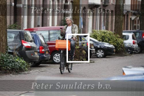 Amsterdam 3 februari 2020
Victor Reinier met telefoon/mobieltje op de fiets