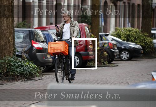 Amsterdam 3 februari 2020
Victor Reinier met telefoon/mobieltje op de fiets