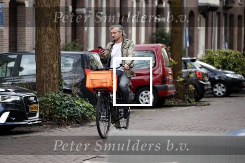 Amsterdam 3 februari 2020
Victor Reinier met telefoon/mobieltje op de fiets