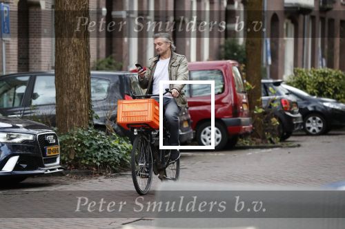 Amsterdam 3 februari 2020
Victor Reinier met telefoon/mobieltje op de fiets
