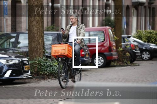 Amsterdam 3 februari 2020
Victor Reinier met telefoon/mobieltje op de fiets