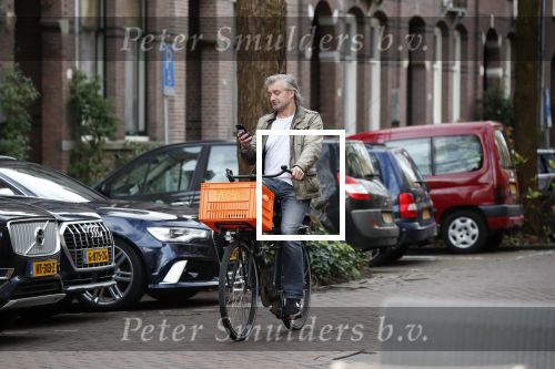 Amsterdam 3 februari 2020
Victor Reinier met telefoon/mobieltje op de fiets
