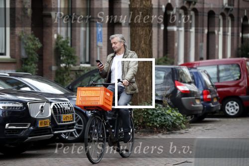 Amsterdam 3 februari 2020
Victor Reinier met telefoon/mobieltje op de fiets