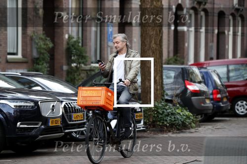 Amsterdam 3 februari 2020
Victor Reinier met telefoon/mobieltje op de fiets