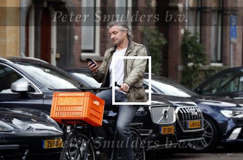 Amsterdam 3 februari 2020
Victor Reinier met telefoon/mobieltje op de fiets