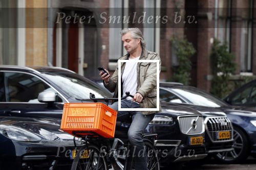 Amsterdam 3 februari 2020
Victor Reinier met telefoon/mobieltje op de fiets
