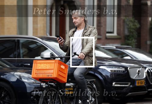 Amsterdam 3 februari 2020
Victor Reinier met telefoon/mobieltje op de fiets