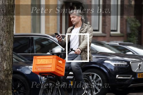 Amsterdam 3 februari 2020
Victor Reinier met telefoon/mobieltje op de fiets