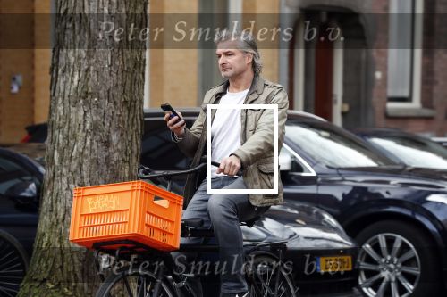 Amsterdam 3 februari 2020
Victor Reinier met telefoon/mobieltje op de fiets