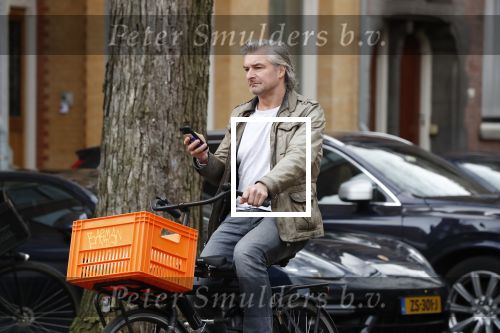 Amsterdam 3 februari 2020
Victor Reinier met telefoon/mobieltje op de fiets