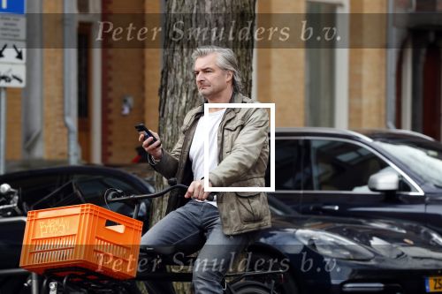 Amsterdam 3 februari 2020
Victor Reinier met telefoon/mobieltje op de fiets