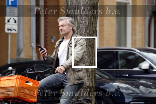Amsterdam 3 februari 2020
Victor Reinier met telefoon/mobieltje op de fiets