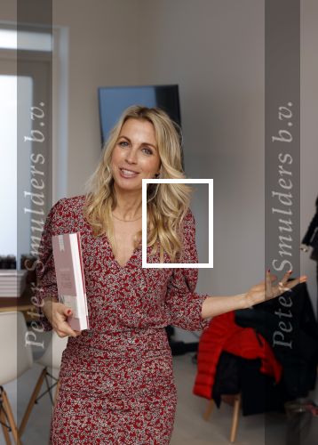 Bussum 3 maart 2020
Opening nieuwe pand en boekpresentatie van Vivian Reijs. Wendy v Dijk ontvangt het eerste boek