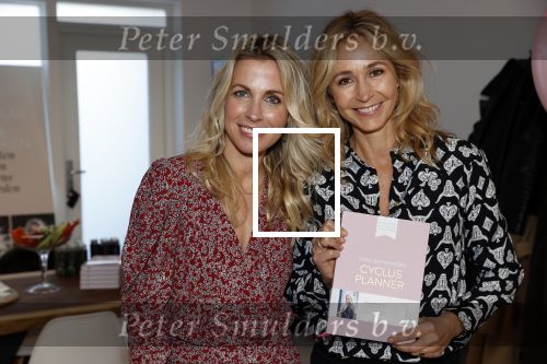 Bussum 3 maart 2020
Opening nieuwe pand en boekpresentatie van Vivian Reijs. Wendy v Dijk ontvangt het eerste boek