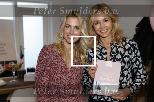Bussum 3 maart 2020
Opening nieuwe pand en boekpresentatie van Vivian Reijs. Wendy v Dijk ontvangt het eerste boek