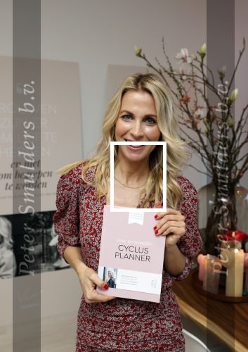 Bussum 3 maart 2020
Opening nieuwe pand en boekpresentatie van Vivian Reijs. Wendy v Dijk ontvangt het eerste boek
