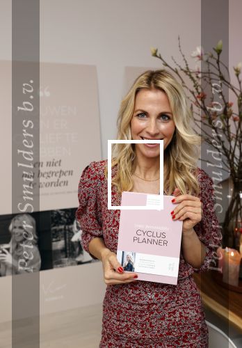 Bussum 3 maart 2020
Opening nieuwe pand en boekpresentatie van Vivian Reijs. Wendy v Dijk ontvangt het eerste boek