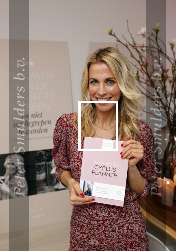 Bussum 3 maart 2020
Opening nieuwe pand en boekpresentatie van Vivian Reijs. Wendy v Dijk ontvangt het eerste boek