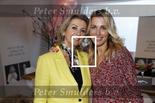 Bussum 3 maart 2020
Opening nieuwe pand en boekpresentatie van Vivian Reijs. Wendy v Dijk ontvangt het eerste boek . Vivian met moeder Meddy Clous