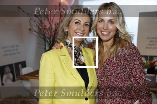 Bussum 3 maart 2020
Opening nieuwe pand en boekpresentatie van Vivian Reijs. Wendy v Dijk ontvangt het eerste boek . Vivian met moeder Meddy Clous