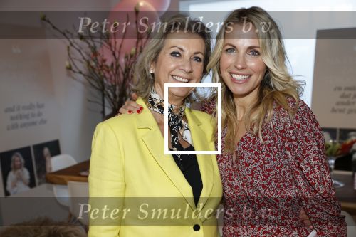 Bussum 3 maart 2020
Opening nieuwe pand en boekpresentatie van Vivian Reijs. Wendy v Dijk ontvangt het eerste boek . Vivian met moeder Meddy Clous