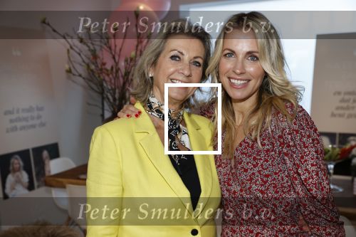 Bussum 3 maart 2020
Opening nieuwe pand en boekpresentatie van Vivian Reijs. Wendy v Dijk ontvangt het eerste boek . Vivian met moeder Meddy Clous