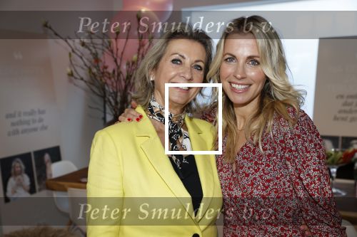 Bussum 3 maart 2020
Opening nieuwe pand en boekpresentatie van Vivian Reijs. Wendy v Dijk ontvangt het eerste boek . Vivian met moeder Meddy Clous