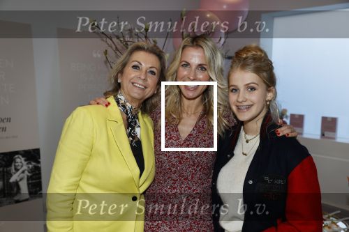 Bussum 3 maart 2020
Opening nieuwe pand en boekpresentatie van Vivian Reijs. Wendy v Dijk ontvangt het eerste boek . Vivian met dochter Day Ewbank en haar moeder Meddy