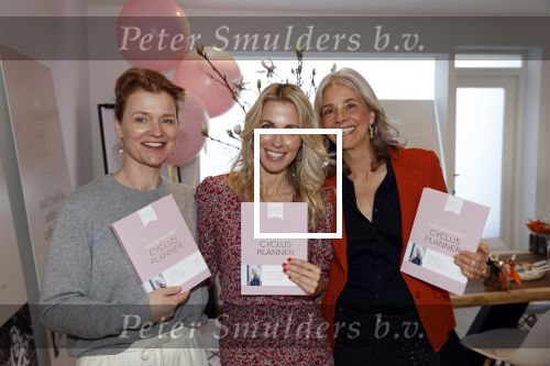 Bussum 3 maart 2020
Opening nieuwe pand en boekpresentatie van Vivian Reijs. Wendy v Dijk ontvangt het eerste boek