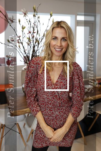 Bussum 3 maart 2020
Opening nieuwe pand en boekpresentatie van Vivian Reijs. Wendy v Dijk ontvangt het eerste boek