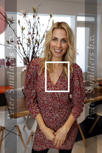 Bussum 3 maart 2020
Opening nieuwe pand en boekpresentatie van Vivian Reijs. Wendy v Dijk ontvangt het eerste boek