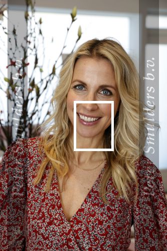 Bussum 3 maart 2020
Opening nieuwe pand en boekpresentatie van Vivian Reijs. Wendy v Dijk ontvangt het eerste boek