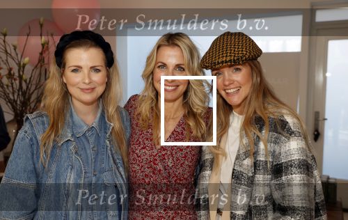 Bussum 3 maart 2020
Opening nieuwe pand en boekpresentatie van Vivian Reijs. Wendy v Dijk ontvangt het eerste boek . Vivian met Jennifer  Ewbank Fleur Mignon en â€¦
