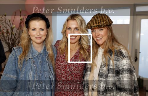 Bussum 3 maart 2020
Opening nieuwe pand en boekpresentatie van Vivian Reijs. Wendy v Dijk ontvangt het eerste boek . Vivian met Jennifer  Ewbank Fleur Mignon en â€¦