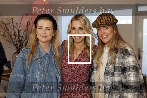 Bussum 3 maart 2020
Opening nieuwe pand en boekpresentatie van Vivian Reijs. Wendy v Dijk ontvangt het eerste boek . Vivian met Jennifer  Ewbank Fleur Mignon en â€¦