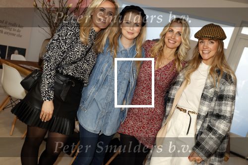 Bussum 3 maart 2020
Opening nieuwe pand en boekpresentatie van Vivian Reijs. Wendy v Dijk ontvangt het eerste boek . Vivian met Jennifer  Ewbank Fleur Mignon en â€¦