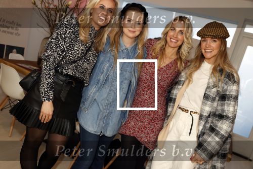 Bussum 3 maart 2020
Opening nieuwe pand en boekpresentatie van Vivian Reijs. Wendy v Dijk ontvangt het eerste boek . Vivian met Jennifer  Ewbank Fleur Mignon en â€¦