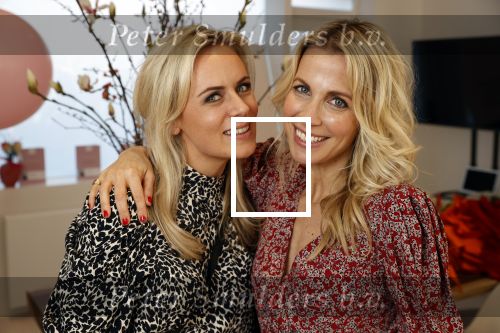 Bussum 3 maart 2020
Opening nieuwe pand en boekpresentatie van Vivian Reijs. Wendy v Dijk ontvangt het eerste boek . Vivian met Fleur Mignon