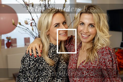 Bussum 3 maart 2020
Opening nieuwe pand en boekpresentatie van Vivian Reijs. Wendy v Dijk ontvangt het eerste boek . Vivian met Fleur Mignon