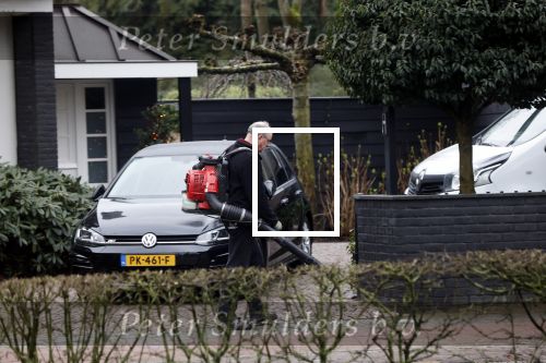 Blaricum 14 februari 2020
Marco Borsato met rode rozen bij zijn huis . Het is valentijnsdag. Er lopen meerdere werklui rond bij de villa van Marco en leontien