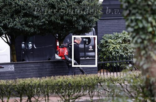 Blaricum 14 februari 2020
Marco Borsato met rode rozen bij zijn huis . Het is valentijnsdag. Er lopen meerdere werklui rond bij de villa van Marco en leontien