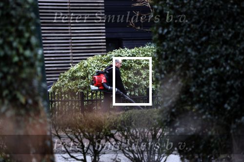 Blaricum 14 februari 2020
Marco Borsato met rode rozen bij zijn huis . Het is valentijnsdag. Er lopen meerdere werklui rond bij de villa van Marco en leontien