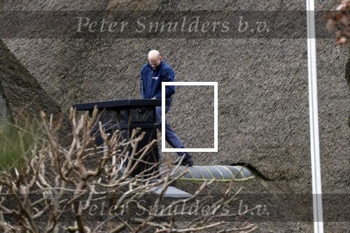 Blaricum 14 februari 2020
Marco Borsato met rode rozen bij zijn huis . Het is valentijnsdag. Er lopen meerdere werklui rond bij de villa van Marco en leontien